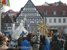 Sommergewinn - Festzug durch die historische Innenstadt.